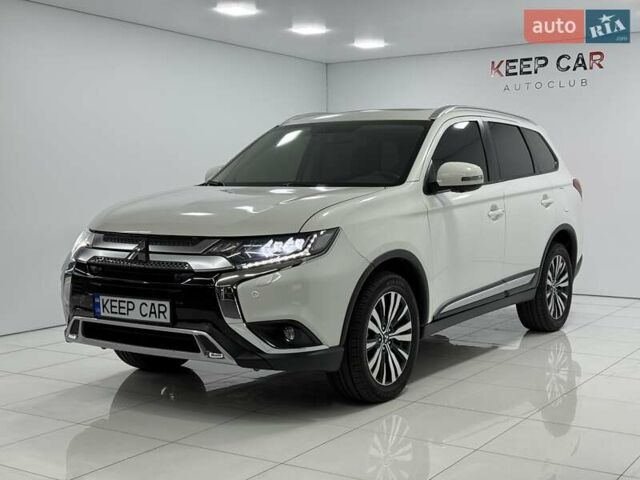Белый Мицубиси Аутлендер, объемом двигателя 2.36 л и пробегом 112 тыс. км за 21900 $, фото 5 на Automoto.ua