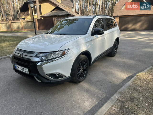 Белый Мицубиси Аутлендер, объемом двигателя 2.36 л и пробегом 114 тыс. км за 16999 $, фото 1 на Automoto.ua