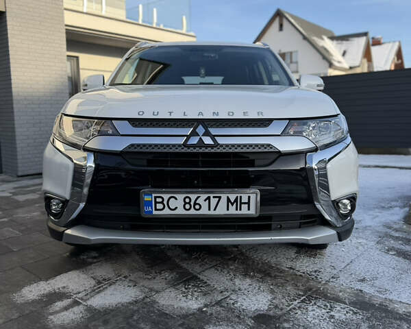 Белый Мицубиси Аутлендер, объемом двигателя 2.4 л и пробегом 91 тыс. км за 19199 $, фото 6 на Automoto.ua