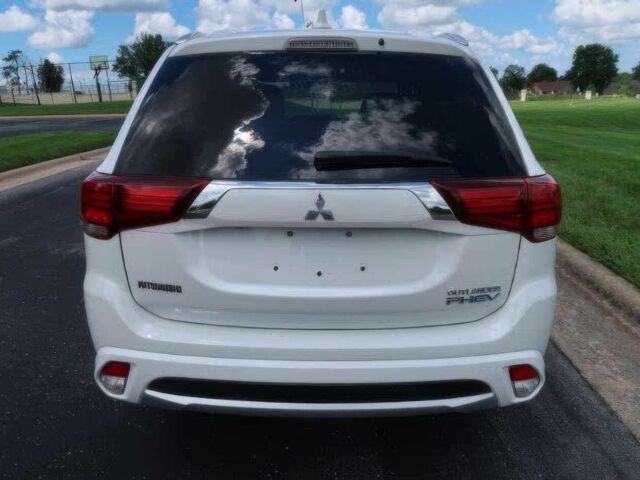 Белый Мицубиси Аутлендер, объемом двигателя 2 л и пробегом 46 тыс. км за 8600 $, фото 5 на Automoto.ua