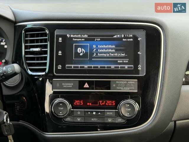 Белый Мицубиси Аутлендер, объемом двигателя 2 л и пробегом 45 тыс. км за 20200 $, фото 64 на Automoto.ua