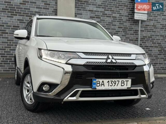 Белый Мицубиси Аутлендер, объемом двигателя 2 л и пробегом 45 тыс. км за 20200 $, фото 33 на Automoto.ua