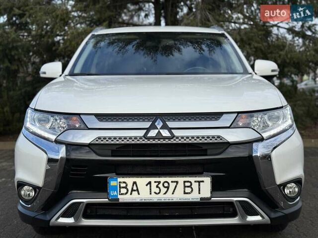 Белый Мицубиси Аутлендер, объемом двигателя 2 л и пробегом 45 тыс. км за 20200 $, фото 35 на Automoto.ua