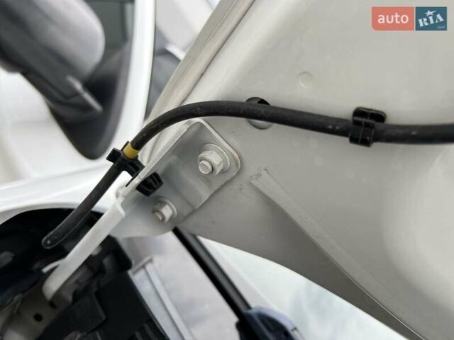 Белый Мицубиси Аутлендер, объемом двигателя 2.36 л и пробегом 125 тыс. км за 15500 $, фото 53 на Automoto.ua