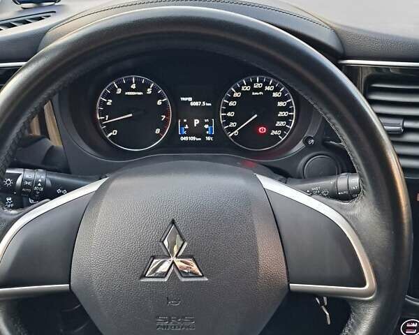 Белый Мицубиси Аутлендер, объемом двигателя 2 л и пробегом 49 тыс. км за 16500 $, фото 4 на Automoto.ua