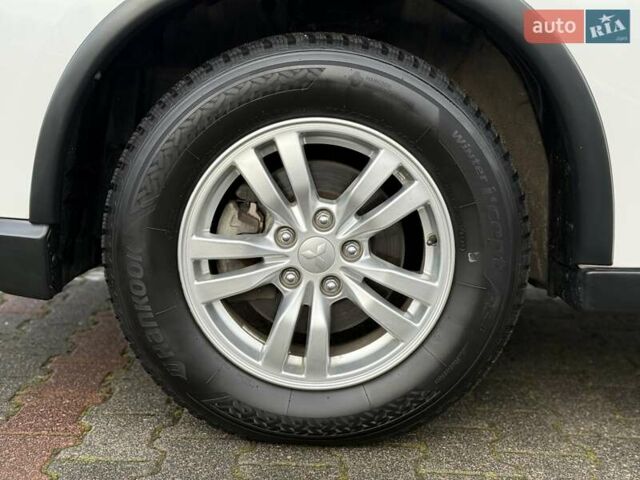 Белый Мицубиси Аутлендер, объемом двигателя 2 л и пробегом 45 тыс. км за 20200 $, фото 12 на Automoto.ua