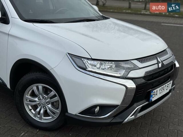 Белый Мицубиси Аутлендер, объемом двигателя 2 л и пробегом 45 тыс. км за 20200 $, фото 28 на Automoto.ua