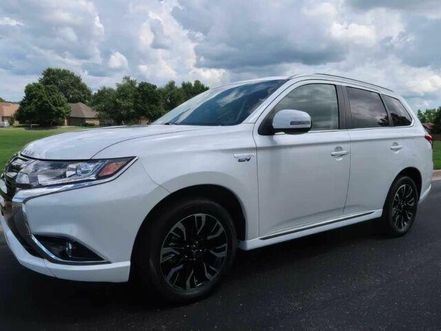 Белый Мицубиси Аутлендер, объемом двигателя 2 л и пробегом 50 тыс. км за 11699 $, фото 2 на Automoto.ua