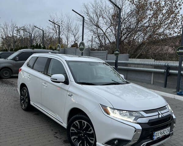 Білий Міцубісі Аутлендер, об'ємом двигуна 2 л та пробігом 191 тис. км за 18800 $, фото 2 на Automoto.ua