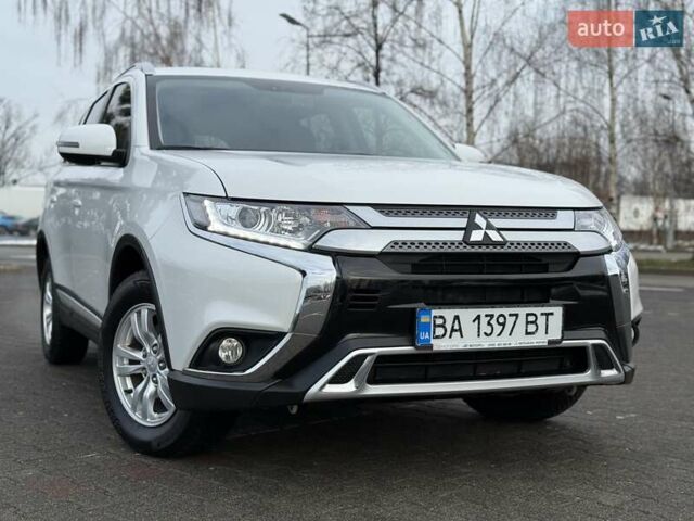 Белый Мицубиси Аутлендер, объемом двигателя 2 л и пробегом 45 тыс. км за 20200 $, фото 30 на Automoto.ua