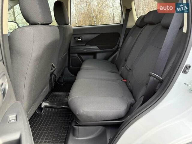 Белый Мицубиси Аутлендер, объемом двигателя 2 л и пробегом 45 тыс. км за 20200 $, фото 52 на Automoto.ua