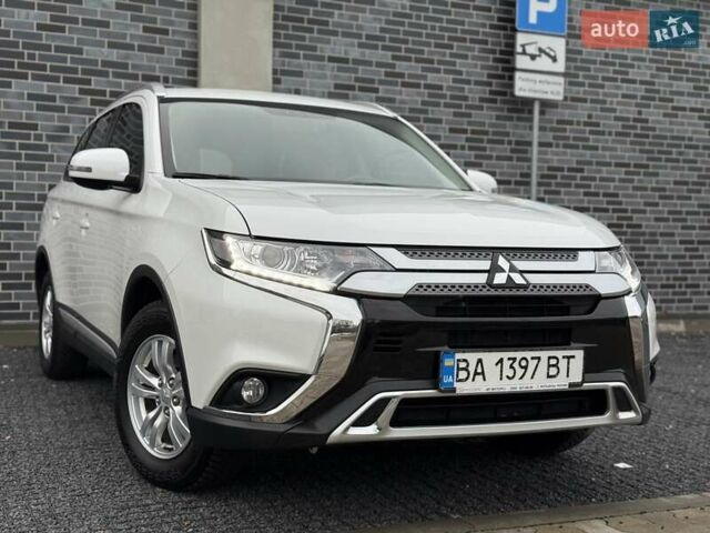 Белый Мицубиси Аутлендер, объемом двигателя 2 л и пробегом 45 тыс. км за 20200 $, фото 31 на Automoto.ua