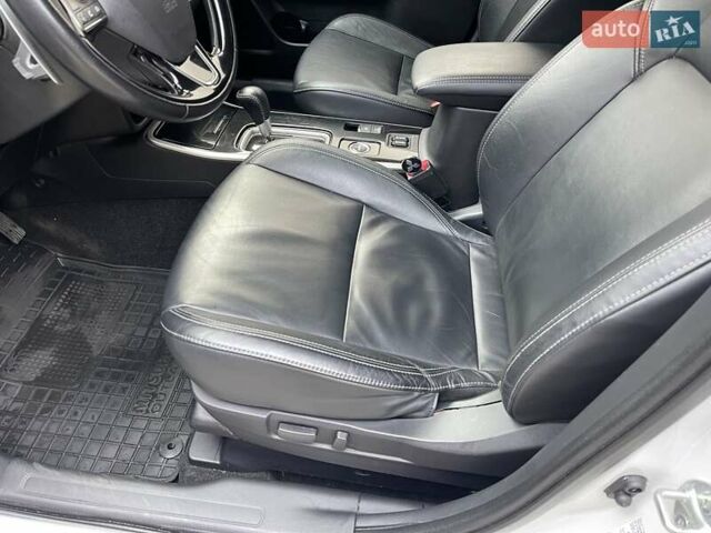 Белый Мицубиси Аутлендер, объемом двигателя 2.36 л и пробегом 112 тыс. км за 21500 $, фото 17 на Automoto.ua