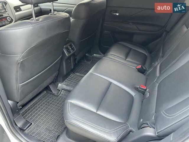 Белый Мицубиси Аутлендер, объемом двигателя 2.36 л и пробегом 112 тыс. км за 21500 $, фото 15 на Automoto.ua