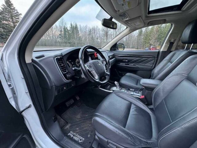 Білий Міцубісі Аутлендер, об'ємом двигуна 0 л та пробігом 130 тис. км за 17000 $, фото 12 на Automoto.ua