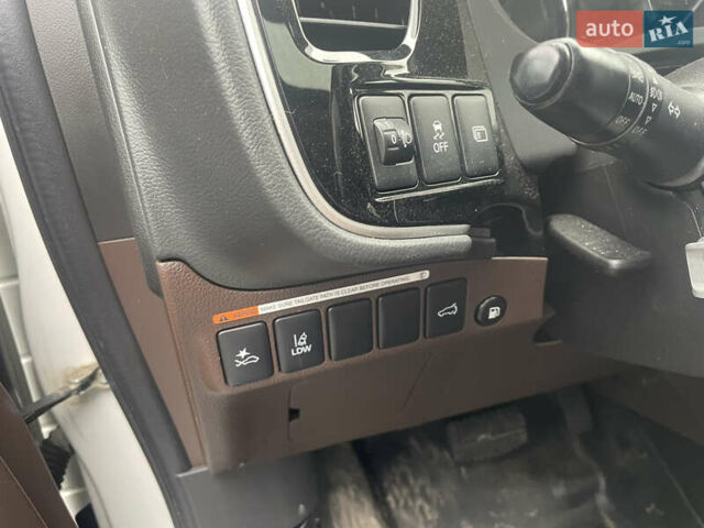 Белый Мицубиси Аутлендер, объемом двигателя 2 л и пробегом 142 тыс. км за 17400 $, фото 9 на Automoto.ua