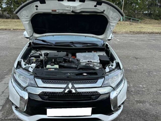 Білий Міцубісі Аутлендер, об'ємом двигуна 0 л та пробігом 130 тис. км за 17000 $, фото 8 на Automoto.ua