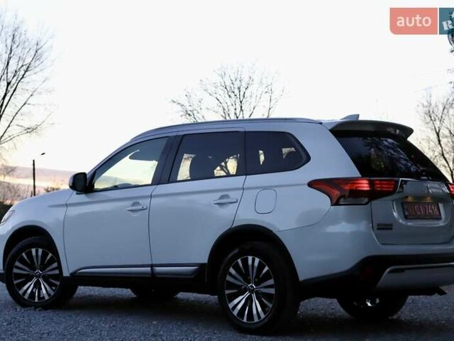 Міцубісі Аутлендер 2018 у Дрогобичі на Automoto.ua Білий Міцубісі Аутлендер, об'ємом двигуна 2.4 л та пробігом 59 тис. км за 17999 $, фото 11 на Automoto.ua