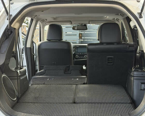 Белый Мицубиси Аутлендер, объемом двигателя 2.4 л и пробегом 91 тыс. км за 19199 $, фото 18 на Automoto.ua