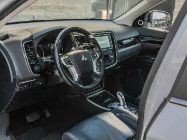 Белый Мицубиси Аутлендер, объемом двигателя 2 л и пробегом 89 тыс. км за 8500 $, фото 6 на Automoto.ua