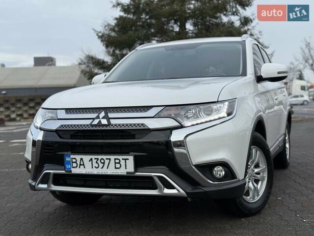 Белый Мицубиси Аутлендер, объемом двигателя 2 л и пробегом 45 тыс. км за 20200 $, фото 6 на Automoto.ua