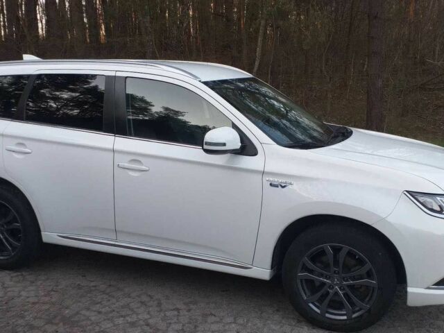 Білий Міцубісі Аутлендер, об'ємом двигуна 2.4 л та пробігом 45 тис. км за 12000 $, фото 4 на Automoto.ua