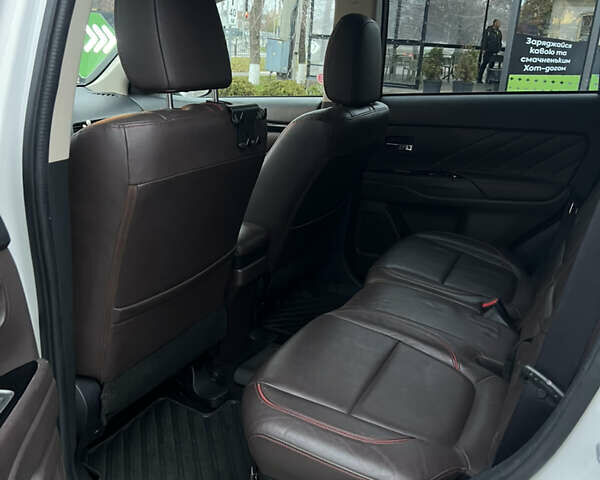 Білий Міцубісі Аутлендер, об'ємом двигуна 2 л та пробігом 191 тис. км за 18800 $, фото 12 на Automoto.ua