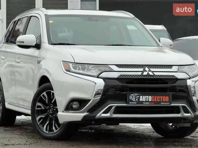 Белый Мицубиси Аутлендер, объемом двигателя 2 л и пробегом 192 тыс. км за 19500 $, фото 5 на Automoto.ua