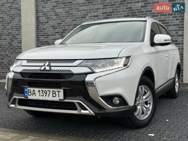 Белый Мицубиси Аутлендер, объемом двигателя 2 л и пробегом 45 тыс. км за 20200 $, фото 2 на Automoto.ua