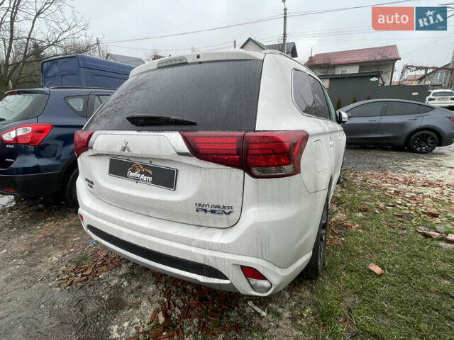 Белый Мицубиси Аутлендер, объемом двигателя 2 л и пробегом 142 тыс. км за 17400 $, фото 4 на Automoto.ua