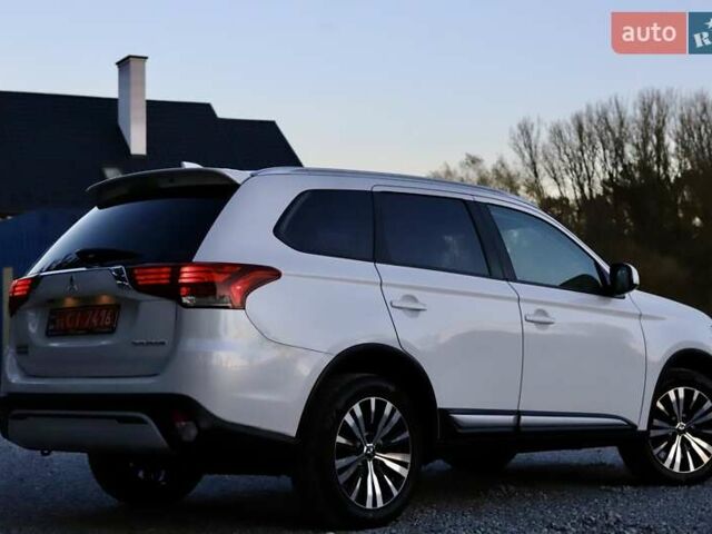 Міцубісі Аутлендер 2018 у Дрогобичі на Automoto.ua Білий Міцубісі Аутлендер, об'ємом двигуна 2.4 л та пробігом 59 тис. км за 17999 $, фото 10 на Automoto.ua