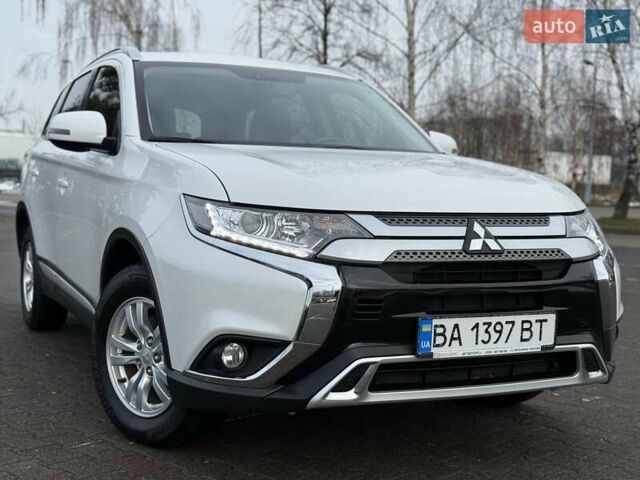 Белый Мицубиси Аутлендер, объемом двигателя 2 л и пробегом 45 тыс. км за 20200 $, фото 29 на Automoto.ua