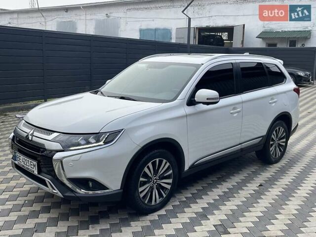 Белый Мицубиси Аутлендер, объемом двигателя 2.36 л и пробегом 112 тыс. км за 21500 $, фото 3 на Automoto.ua