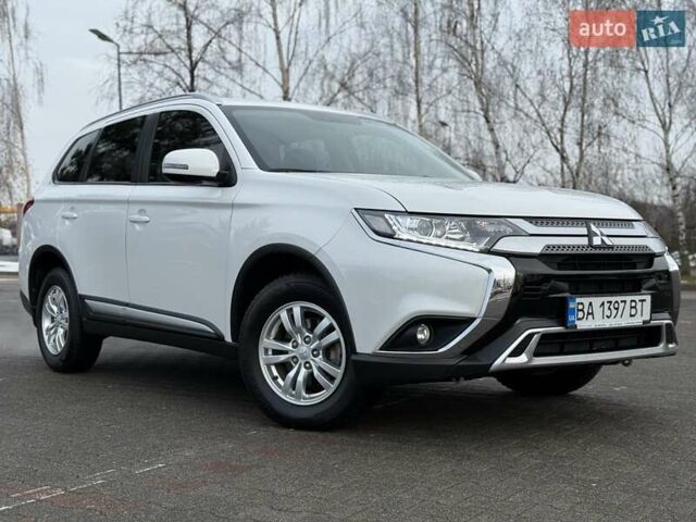Белый Мицубиси Аутлендер, объемом двигателя 2 л и пробегом 45 тыс. км за 20200 $, фото 27 на Automoto.ua