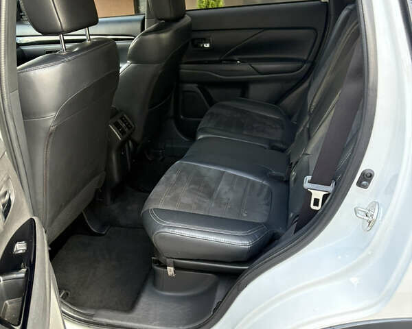 Білий Міцубісі Аутлендер, об'ємом двигуна 2.4 л та пробігом 130 тис. км за 16200 $, фото 15 на Automoto.ua