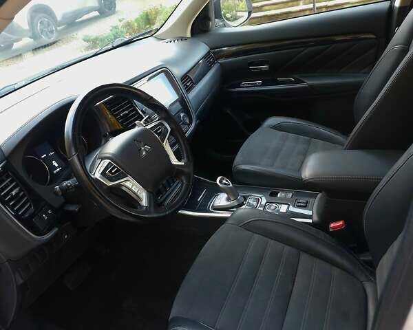 Мицубиси Аутлендер 2018 в Львове на Automoto.ua Белый Мицубиси Аутлендер, объемом двигателя 2 л и пробегом 177 тыс. км за 19950 $, фото 26 на Automoto.ua