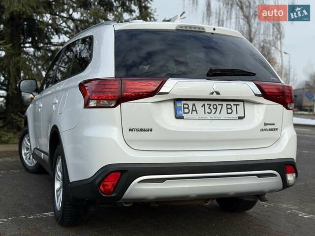 Белый Мицубиси Аутлендер, объемом двигателя 2 л и пробегом 45 тыс. км за 20200 $, фото 16 на Automoto.ua