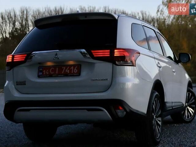 Міцубісі Аутлендер 2018 у Дрогобичі на Automoto.ua Білий Міцубісі Аутлендер, об'ємом двигуна 2.4 л та пробігом 59 тис. км за 17999 $, фото 2 на Automoto.ua