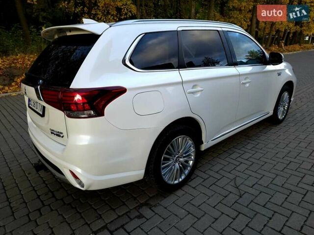 Мицубиси Аутлендер 2018 в Львове на Automoto.ua Белый Мицубиси Аутлендер, объемом двигателя 2 л и пробегом 177 тыс. км за 19950 $, фото 6 на Automoto.ua