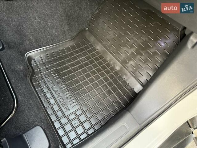 Белый Мицубиси Аутлендер, объемом двигателя 2 л и пробегом 45 тыс. км за 20200 $, фото 60 на Automoto.ua