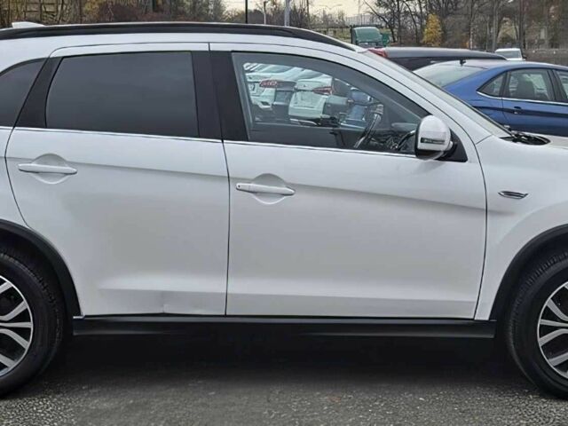 Білий Міцубісі Аутлендер, об'ємом двигуна 2.4 л та пробігом 30 тис. км за 10500 $, фото 6 на Automoto.ua