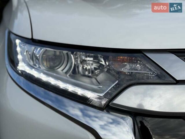 Белый Мицубиси Аутлендер, объемом двигателя 2 л и пробегом 45 тыс. км за 20200 $, фото 37 на Automoto.ua