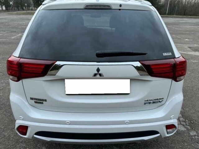 Білий Міцубісі Аутлендер, об'ємом двигуна 0 л та пробігом 130 тис. км за 17000 $, фото 4 на Automoto.ua