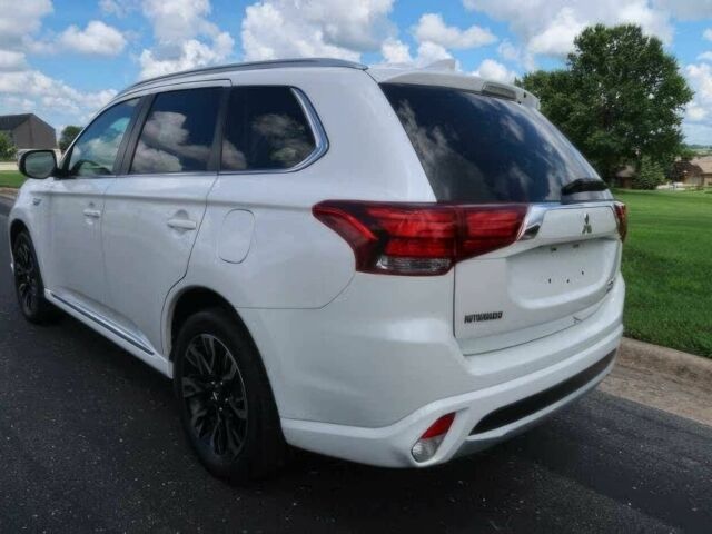 Белый Мицубиси Аутлендер, объемом двигателя 2 л и пробегом 31 тыс. км за 10000 $, фото 5 на Automoto.ua