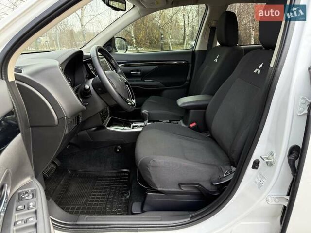 Белый Мицубиси Аутлендер, объемом двигателя 2 л и пробегом 45 тыс. км за 20200 $, фото 40 на Automoto.ua