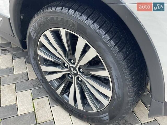 Белый Мицубиси Аутлендер, объемом двигателя 2.36 л и пробегом 112 тыс. км за 21500 $, фото 10 на Automoto.ua