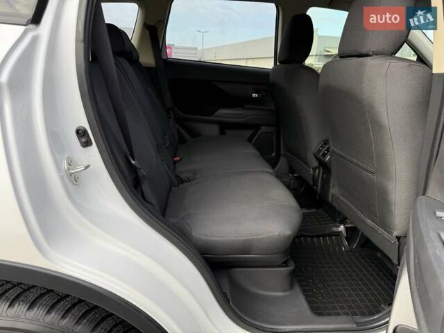 Белый Мицубиси Аутлендер, объемом двигателя 2 л и пробегом 45 тыс. км за 20200 $, фото 56 на Automoto.ua