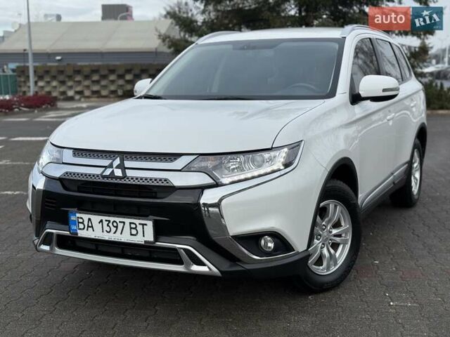 Белый Мицубиси Аутлендер, объемом двигателя 2 л и пробегом 45 тыс. км за 20200 $, фото 5 на Automoto.ua