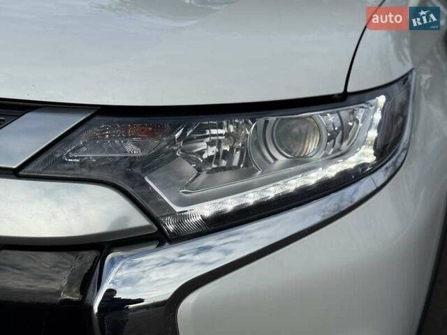 Белый Мицубиси Аутлендер, объемом двигателя 2 л и пробегом 45 тыс. км за 20200 $, фото 39 на Automoto.ua