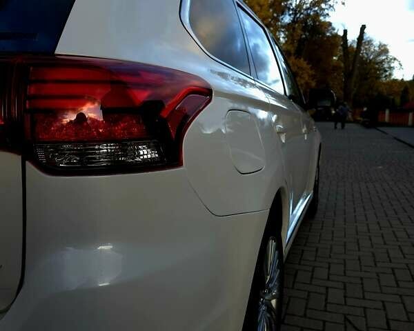 Мицубиси Аутлендер 2018 в Львове на Automoto.ua Белый Мицубиси Аутлендер, объемом двигателя 2 л и пробегом 177 тыс. км за 19950 $, фото 7 на Automoto.ua